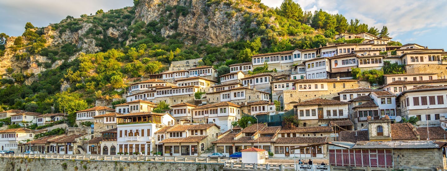 Den vackra och måleriska medeltidsstaden Berat i Albanien