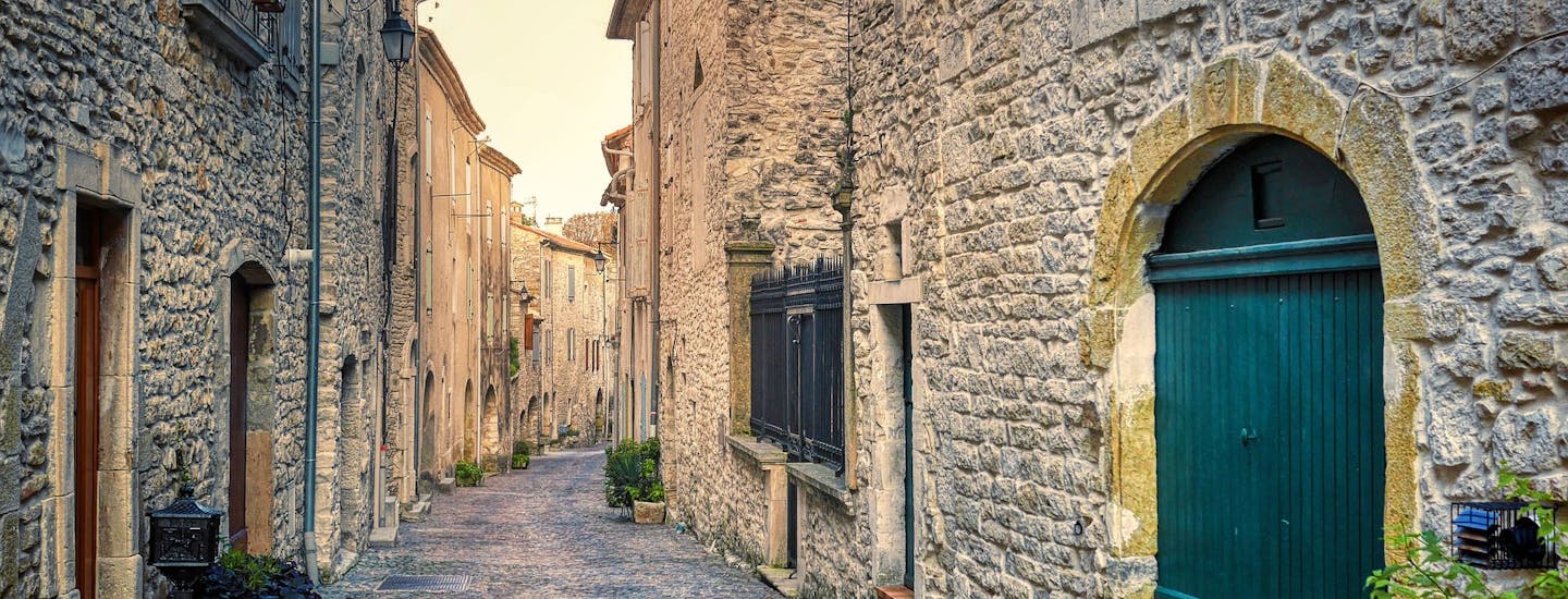 Bo i den lille by Assignan i det sydlige Frankrig