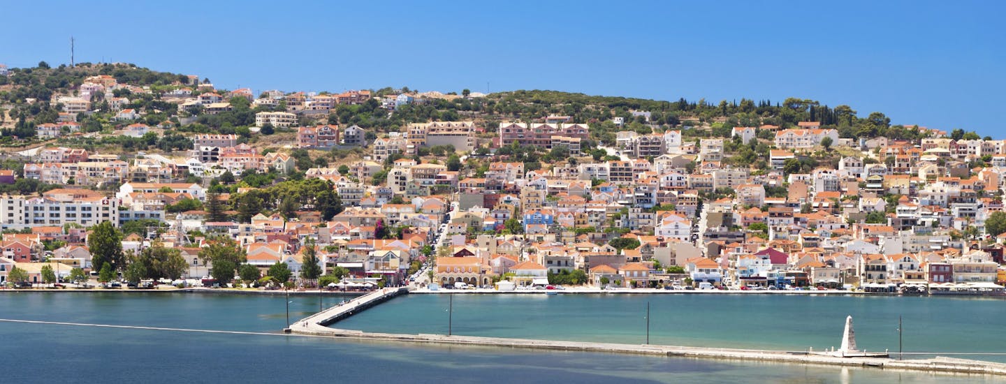 Argostoli er den største byen på Kefalonia og ligger ved havet