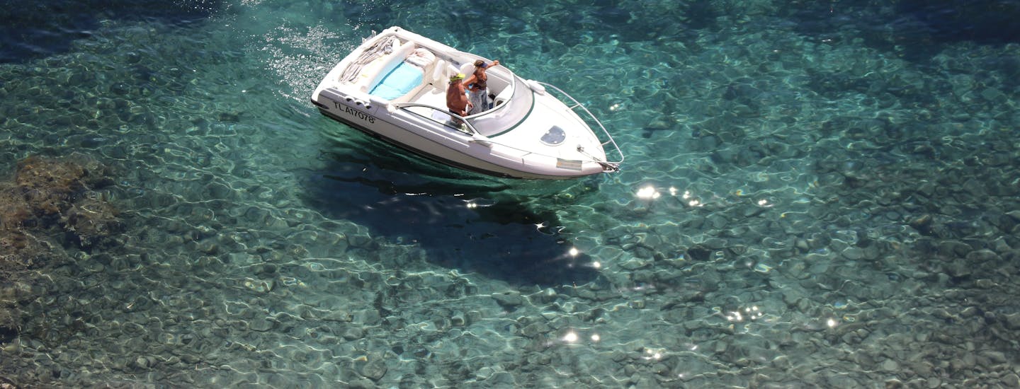 Bådtur ved Agios Stefanos, Korfu, Grækenland