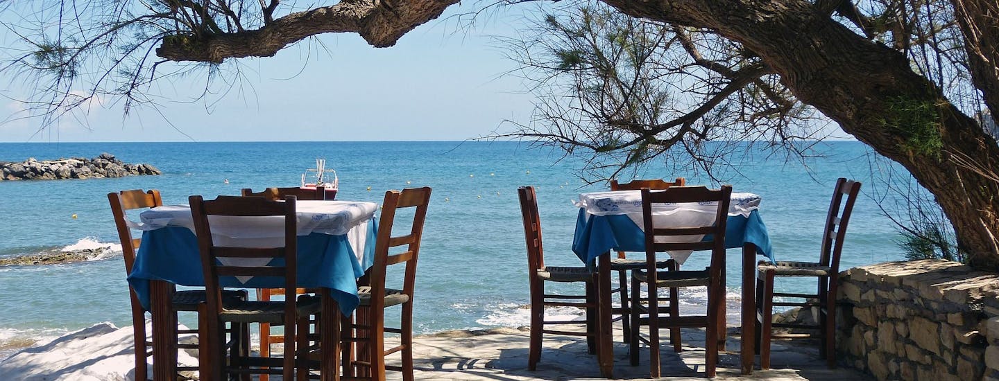 Spis på taverna ved havet i Panormo på Kreta