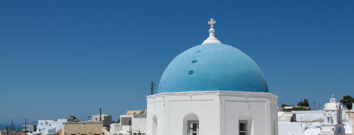 Akrotiri er en af mange maleriske byer på Santorini med de ikoniske kirker med blå tage