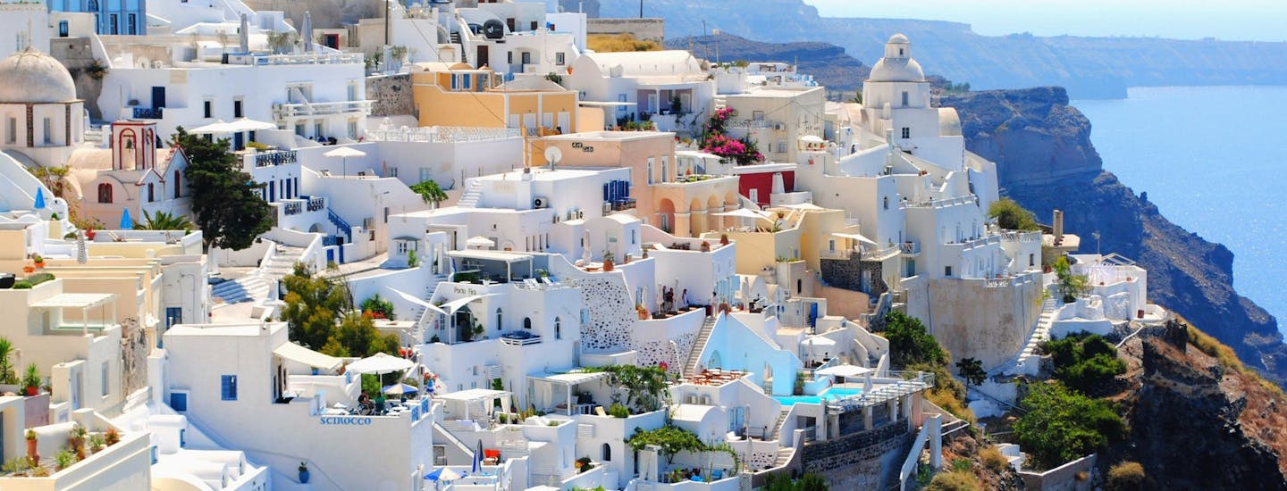 Fira er den største by på Santorini, Grækenland, og har en smuk udsigt over havet