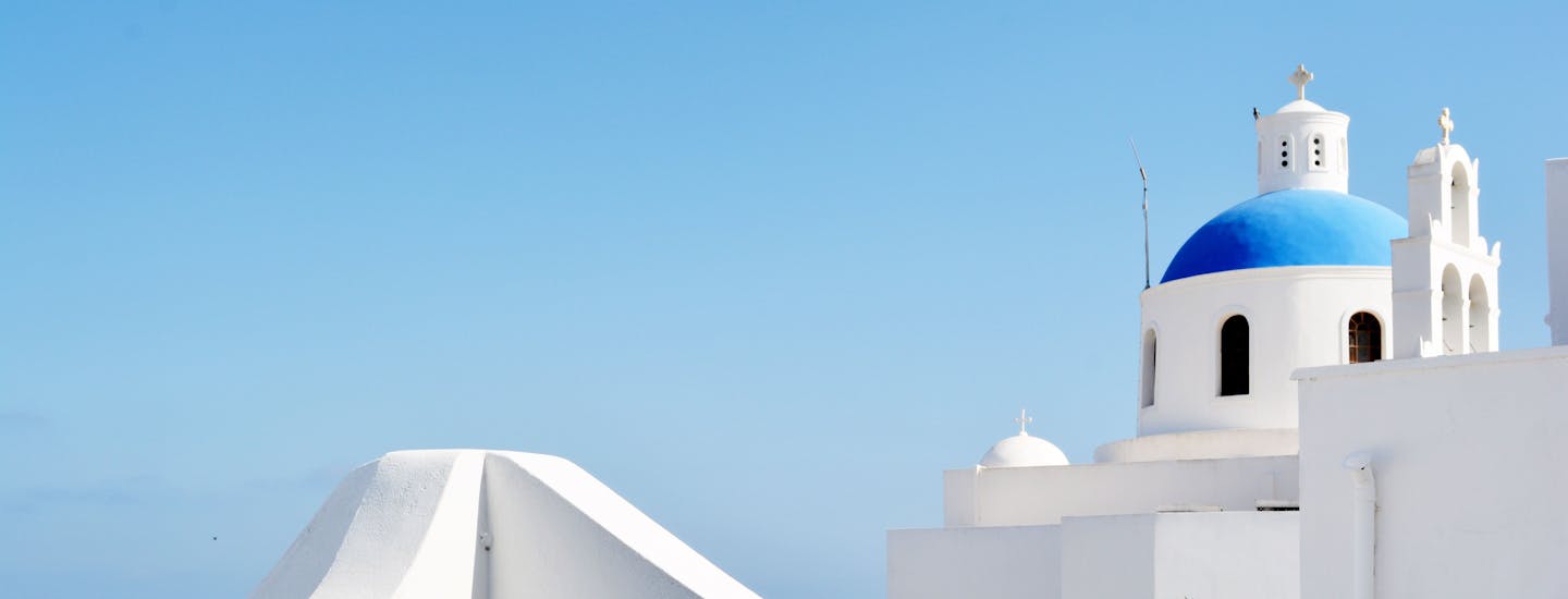 Den nordlige by Imerovigli på Santorini er endnu en af øens smukke byer i de græske blå og hvide farver