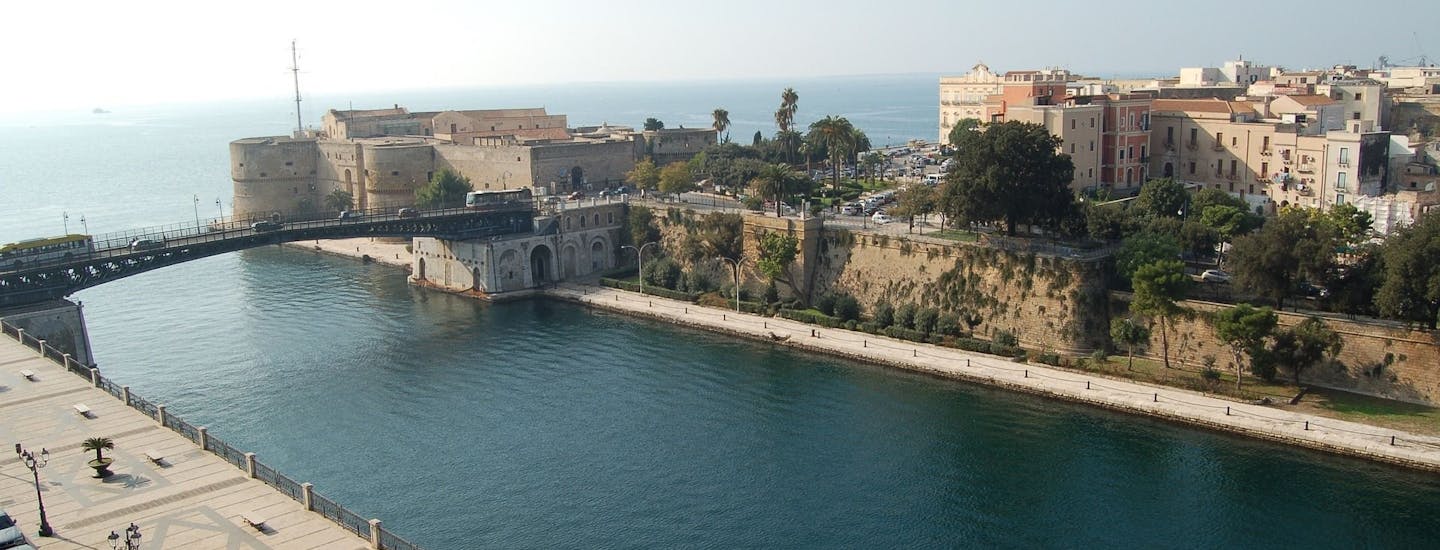 Kanalen og havet ved Taranto i Apulien, Italien