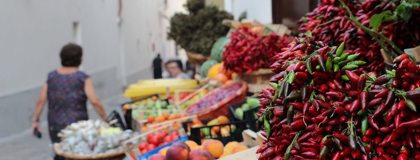 De lokale grønthandlere har mange friske frugter og grøntsager i Torre Suda Apulien
