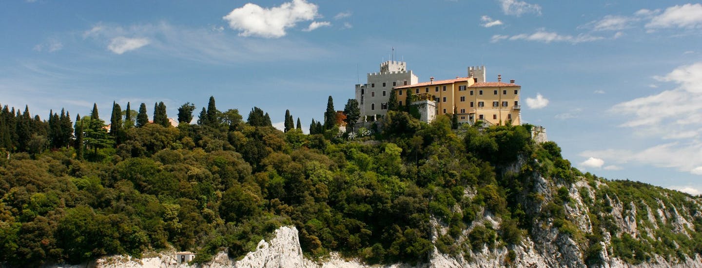 Besök den vackra borgen Castello Duino på din semester i Duino-Aurisina
