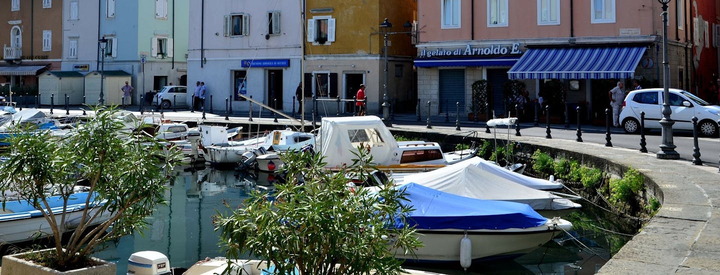 Den lilla hamnen i kuststaden Muggia söder om Trieste i Italien