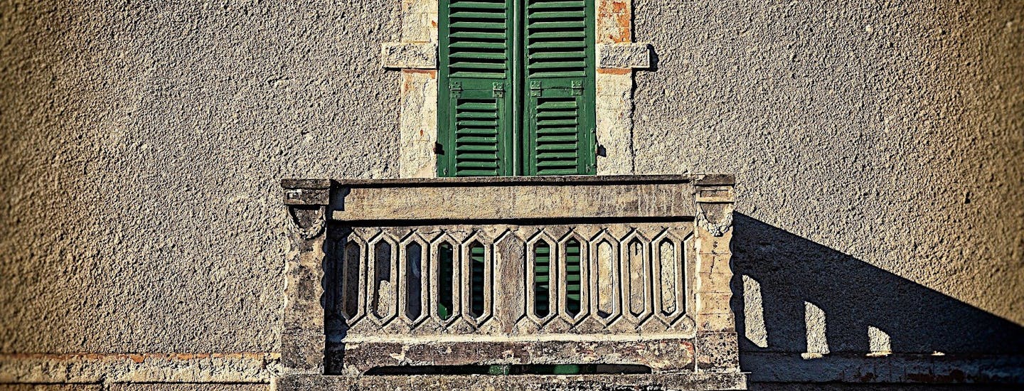 Besøg Benevello med gamle bygninger i Piemonte