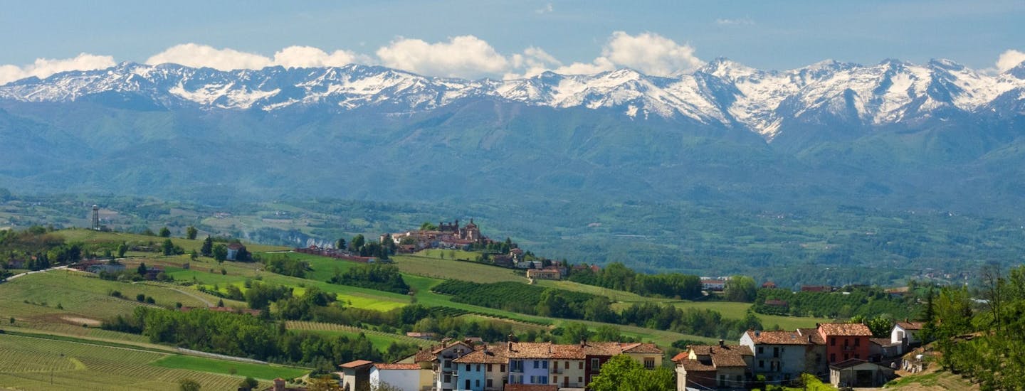 Monchiero ligger tæt på de sneklædte bakketoppe i Piemonte