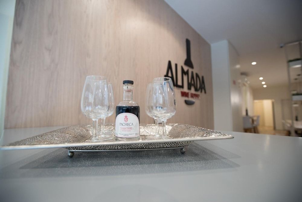 Almada Wine House i Porto Boka online nu!